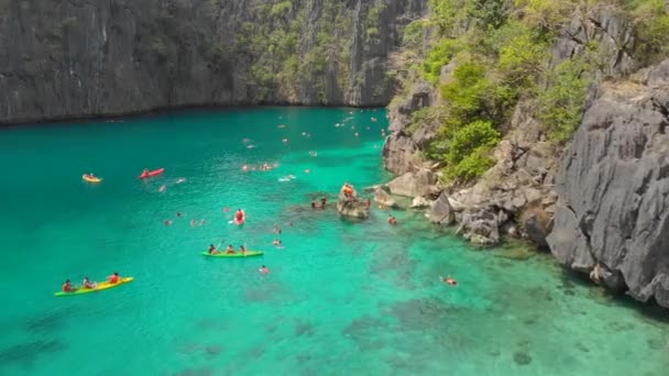 La gente está nadando en Twin Lagoon en Coron, Palawan, Filipinas . — Vídeos de Stock