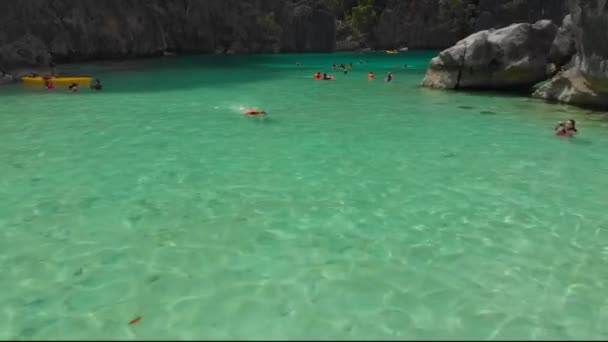 Menschen schwimmen an Zwillingslagune in Coron, Palawan, Philippinen. — Stockvideo