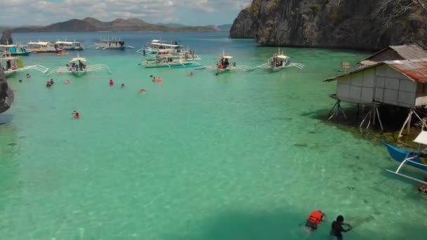 Οι άνθρωποι κολυμπούν στο Twin Lagoon στο Coron, Palawan, Φιλιππίνες. — Αρχείο Βίντεο