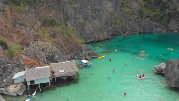 Halászház a türkizkék vizek közepén Coron-szigeten — Stock videók