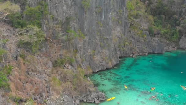 Az emberek úsznak Twin Lagoon Coron, Palawan, Fülöp-szigetek. — Stock videók