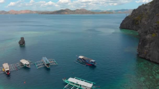 Groene lagunes en toeristische boten in Coron — Stockvideo