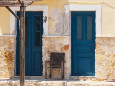 Yunanistan 'ın Rodos Adası' nda renkli kapısı ve tuğlalı taş evi olan tipik Yunan mimarisi 