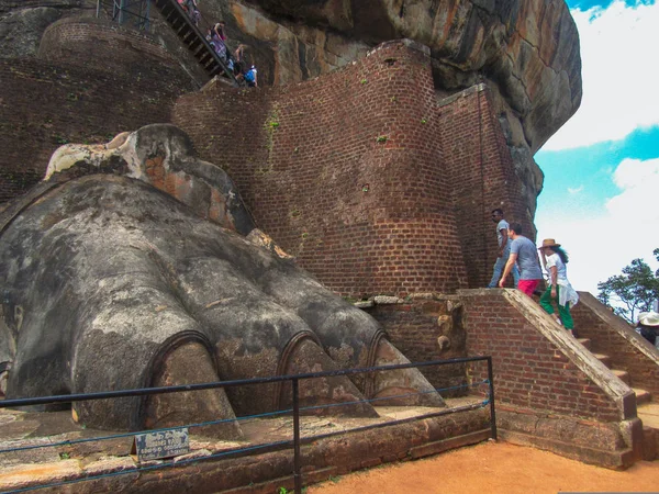 位于斯里兰卡Sigiriya的Sigiriya狮岩城堡入口处的猴子 — 图库照片