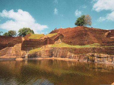 Sri Lanka 'daki antik Sigirya Aslan Kayası kalesinin tepesindeki orman manzarası 