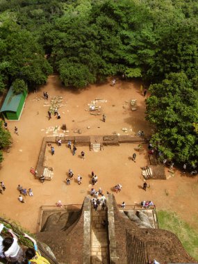 Sri Lanka 'daki antik Sigirya Aslan Kayası kalesinin tepesindeki orman manzarası 