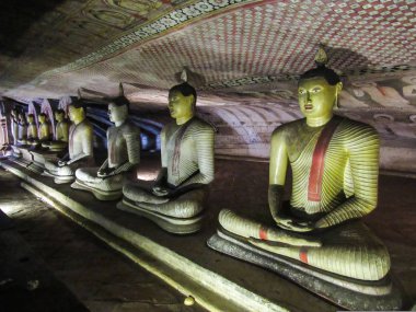İçinde Sri Lanka 'daki mağara tapınağına oyulmuş Buda heykelleri olan Dambulla altın mağarası tapınağı.