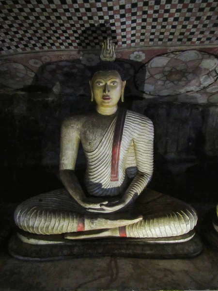 スリランカの洞窟寺院の岩の中に刻まれた仏像とDambulla黄金の洞窟寺院 — ストック写真