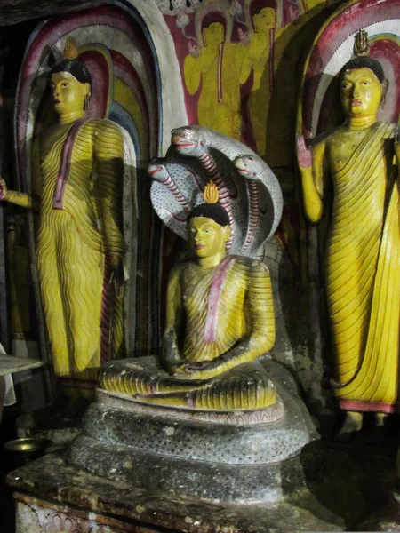 Dambulla Zlatý Jeskynní Chrám Uvnitř Sochami Buddhy Vytesanými Skále Jeskynního — Stock fotografie