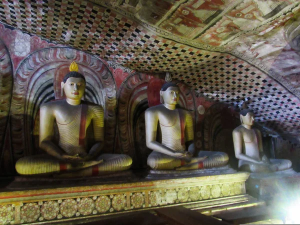 Dambulla Goldenen Höhlentempel Innen Mit Buddha Statuen Den Felsen Des — Stockfoto