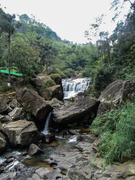 Cachoeira Ramboda Sri Lanka Água Que Flui Rodeada Por Rochas — Fotografia de Stock