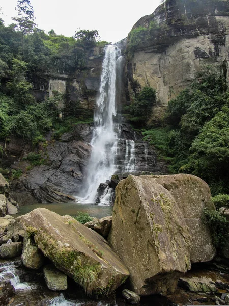 Ramboda Wasserfall Sri Lanka Wasser Fließt Umgeben Von Felsen — Stockfoto