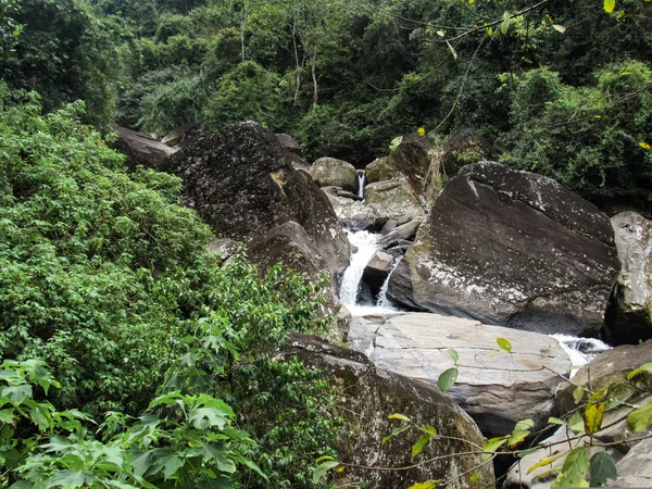 Ramboda Wasserfall Sri Lanka Wasser Fließt Umgeben Von Felsen — Stockfoto