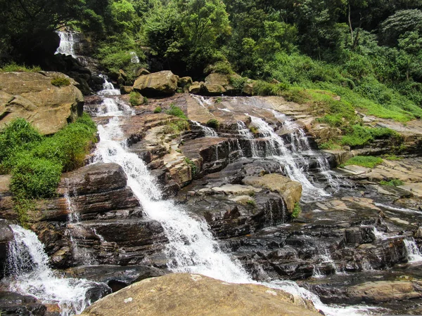 Ramboda Wasserfall Sri Lanka Wasser Fließt Umgeben Von Felsen — Stockfoto
