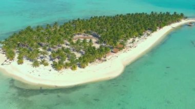 Beyaz plaj, palmiye ağaçları ve mercan resifleri ile sonsuz turkuaz su ile tropikal ada yukarıdan görünümü. Onok ada balabac palawan filipinler ada seyahat tatil konsepti yakınında Atoll