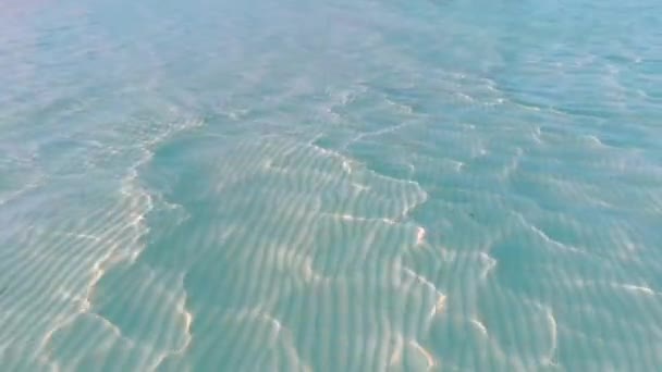 フィリピンのパラワン島バラバック島の白い砂の上のターコイズブルーの透明な水の空中ビュー — ストック動画