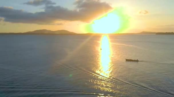 Paisaje Aéreo Océano Sin Fin Atardecer Vuelo Sobre Barco Pescador — Vídeo de stock