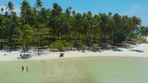 Drone Levantándose Sobre Encantadora Pareja Medio Playa Arena Blanca Agua — Vídeos de Stock