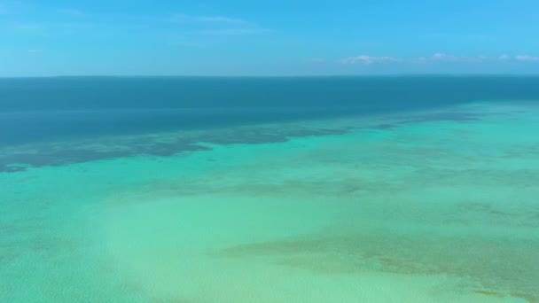 Beyaz Plaj Palmiye Ağaçları Mercan Resifleri Ile Sonsuz Turkuaz Ile — Stok video