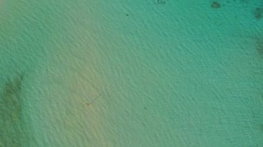 Sonu gelmeyen gök mavisi suyun 4k havası. Balabac, Palawan, Filipinler 'deki Candaraman Adası' nda turkuaz suyla çevrili beyaz kumluk.