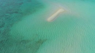 Sonu gelmeyen gök mavisi suyun 4k havası. Balabac, Palawan, Filipinler 'deki Candaraman Adası' nda turkuaz suyla çevrili beyaz kumluk.