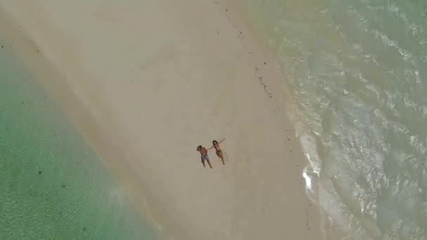 Aerial Landscape Lovely Travel Couple Relaxing White Sandbank Candaraman Sandbar — ストック動画