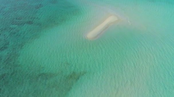 4K无边无际的蓝水空中景观 菲律宾巴拉望岛Candaraman岛上的白色沙洲被绿松石水环绕 — 图库视频影像