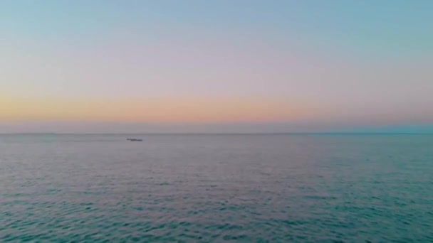 Movimento Aereo Dal Livello Del Mare Tramonto Colorato Sole Riflesso — Video Stock