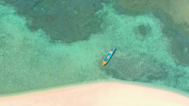 Paisagem Tropical Praia Areia Branca Recifes Coral Pequeno Barco Cercado — Vídeo de Stock