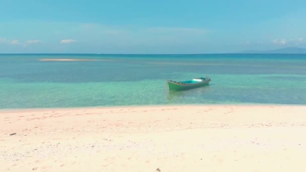 Tropical Landscape White Sandy Beach Coral Reefs Small Boat Surrounded — 图库视频影像