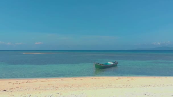 Paisagem Tropical Praia Areia Branca Recifes Coral Pequeno Barco Cercado — Vídeo de Stock