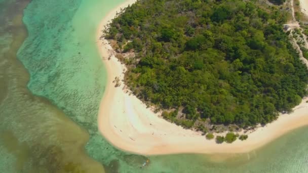 Blick Von Oben Auf Die Kleine Insel Mit Weißem Sandstrand — Stockvideo