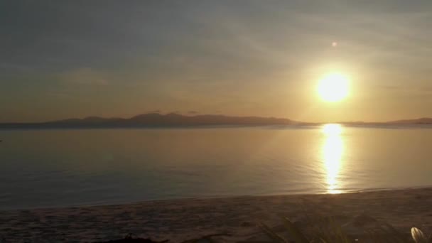 Vista Aérea Puesta Sol Naranja Sobre Mar Sol Reflejado Superficie — Vídeo de stock