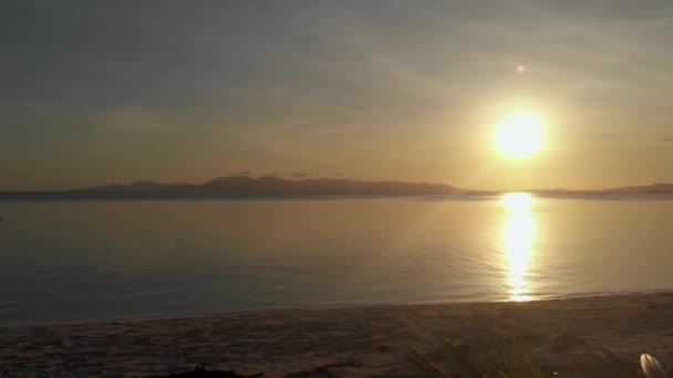 Flygfoto Över Orange Solnedgång Över Havet Och Reflekterad Sol Havsytan — Stockvideo