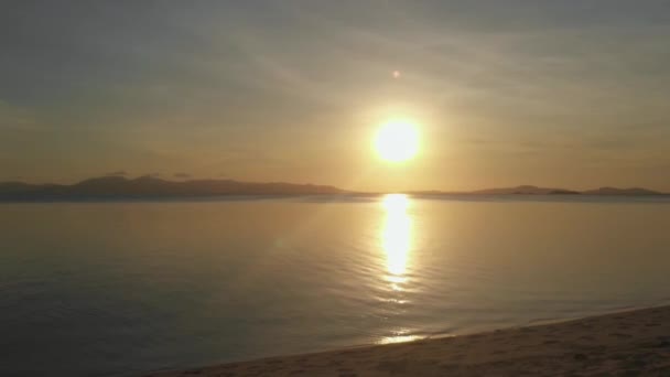 Повітряний Вид Помаранчевого Сонця Над Морем Відбиття Сонця Поверхні Океану — стокове відео