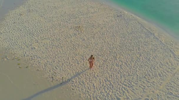 Cinematic Aerial View Woman Alone Isolated White Sandbar Onok Island — ストック動画