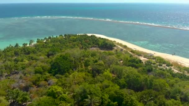 Vista Superior Pequena Ilha Com Praia Areia Branca Recifes Coral — Vídeo de Stock