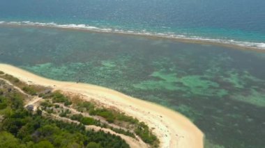 Sonu gelmeyen gök mavisi suyun 4k havası. Balabac, Palawan, Filipinler 'deki Candaraman Adası' nda turkuaz suyla çevrili beyaz kumluk.