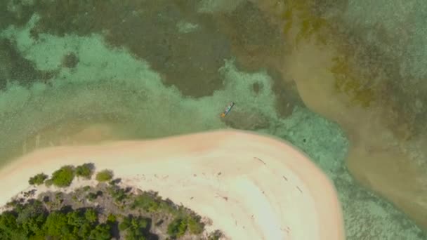 Blick Von Oben Auf Die Kleine Insel Mit Weißem Sandstrand — Stockvideo