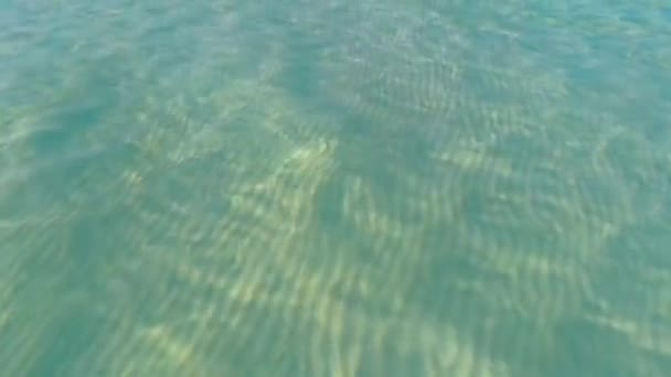 Movimiento Aéreo Por Encima Del Agua Cristalina Atardecer Isla Onok — Vídeo de stock