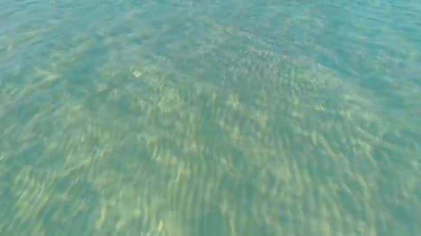 4K Aerial move above crystal clear water at sunset on tropical paradise onok island with turquoise water and white sandy beach in Philippines. Seascape concept de vacances d'été et de voyage à Palawan 