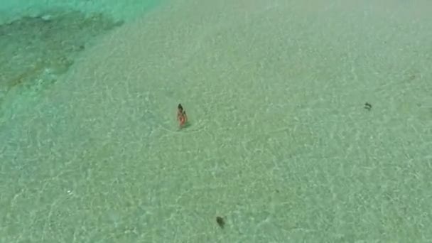Vista Aérea Mulher Barco Meio Água Azul Turquesa Recifes Coral — Vídeo de Stock