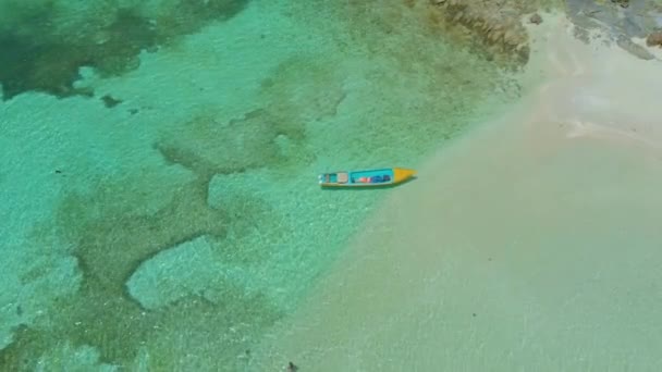 Αεροφωτογραφία Της Γυναίκας Και Σκάφος Στη Μέση Του Τυρκουάζ Γαλάζιο — Αρχείο Βίντεο