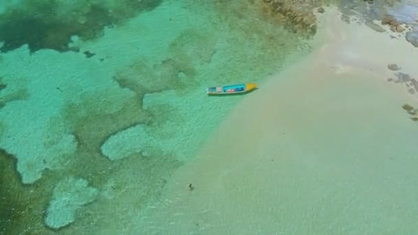 Aerial View Woman Boat Middle Turquoise Azure Water Coral Reefs — 图库视频影像