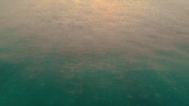 Luftaufnahme Von Orangefarbenem Sonnenuntergang Über Dem Meer Und Reflektierter Sonne — Stockvideo