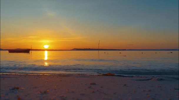 Widok Lotu Ptaka Pomarańczowy Zachód Słońca Nad Morzem Odbite Słońce — Wideo stockowe