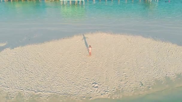 Cinematische Luchtfoto Van Een Vrouw Alleen Een Geïsoleerde Witte Zandbank — Stockvideo