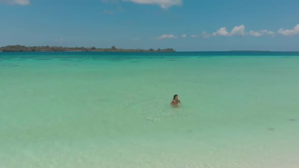 Cinematic Aerial View Woman Alone Isolated White Sandbar Onok Island — ストック動画