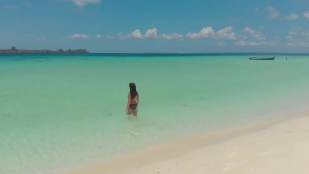 Cinematic Aerial View Woman Alone Isolated White Sandbar Onok Island — ストック動画