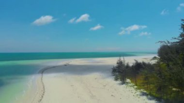 Balabac 'taki Punta Sebaring' de sonu gelmeyen boş kumsalda. Filipinler, Palawan 'daki Tropikal Ada üzerindeki 4k hava manzarası